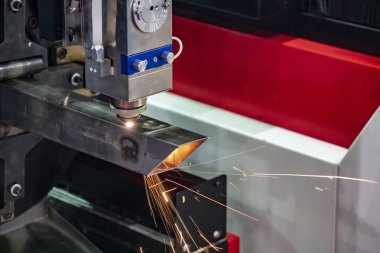 Paslanmaz boru veya parlak ışık ile tüp kesme Cnc fiber lazer kesim makinası. Modern sac üretim süreci.