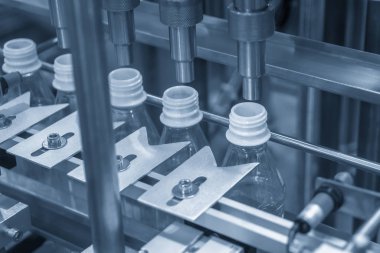 Yeni plastik şişe içme suyu Fabrikası'nda konveyör bant üzerinde. İçme suyu üretim süreci.