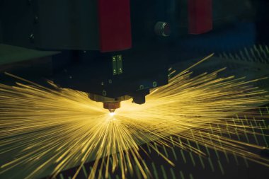 Parlak ışık ile metal plaka kesim Cnc fiber lazer kesim makinası. Sac metal çalışma işlemi.