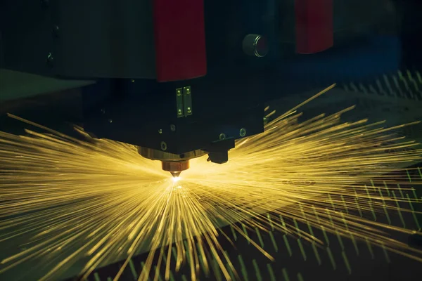 Die Cnc Faserlaserschneidmaschine Schneidet Die Metallplatte Mit Dem Funkenlicht Der — Stockfoto