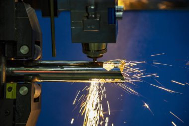 Paslanmaz boru veya parlak ışık ile tüp kesme Cnc fiber lazer kesim makinası. Modern sac üretim süreci.