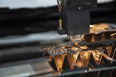 Parlak ışık ile metal plaka kesim Cnc fiber lazer kesim makinası. Sac metal çalışma işlemi.