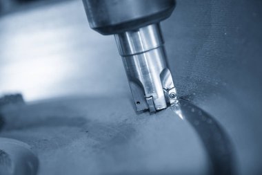 Cnc freze tezgahı çalışma. Kalıp parçası süreci dağınık olması sizin içinde dizin-güçlü RADIUS son değirmen aracı ile kesme Cnc freze makinesi.