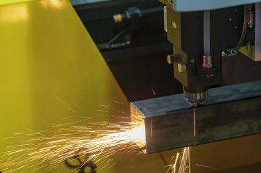 Kare Paslanmaz boru veya parlak ışık ile tüp kesme Cnc fiber lazer kesim makinası. Modern sac üretim süreci.