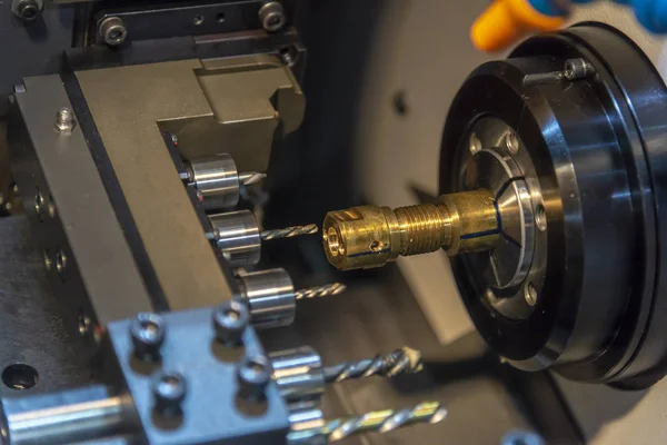 Cnc Lathe Turning Machine Cutting Thread Brass Shaft Technology Manufacturing — Stock Photo, Image