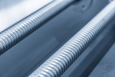 Kurşun vida yedek parça ışık mavi sahnesinde Cnc makine closeup. Merhaba duyarlıklı bölümü üretim Cnc makine