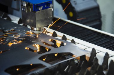 Parlak ışık ile metal plaka kesim Cnc fiber lazer kesim makinası. Sac metal çalışma işlemi.