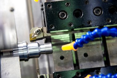 Cnc Torna veya iş parçacığı metal şaft kesme dönüm makine. Merhaba-teknoloji üretim süreci.