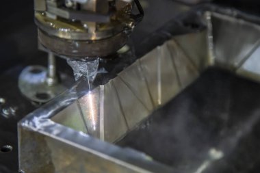 Tel erozyon tezgahları makine kalıp parçaları kesme .