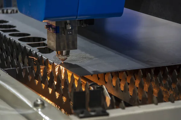 金属の板を切断 Cnc 繊維レーザー切断機 — ストック写真