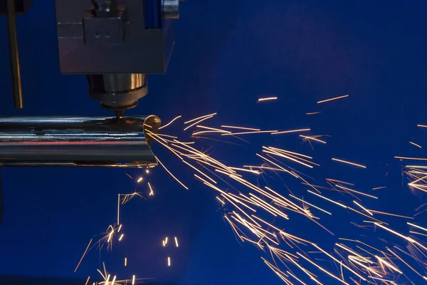 Die Cnc Faserlaserschneidmaschine Die Das Edelstahlrohr Mit Dem Funkenlicht Schneidet — Stockfoto