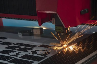 Parlak ışık ile metal plaka kesim Cnc fiber lazer kesim makinası. Sac metal çalışma işlemi.
