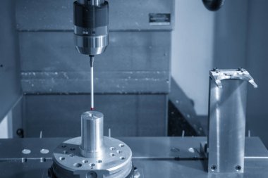 Dokunaklı sonda takmak Cnc makine iş parçaları ayarlama. Cnc freze tezgahı üzerinde kalite kontrol.