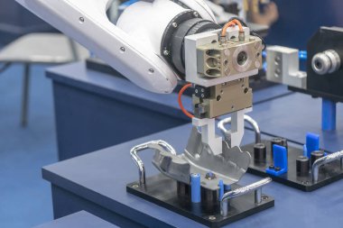 Robotik Kol metal basın bölümü teslim .