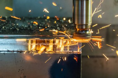 Cnc makine aracından sıcak çipte giymek. 