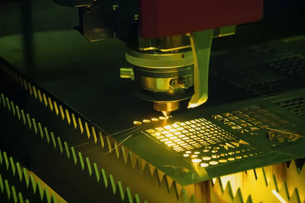 The CNC fiber laser cutting machine cutting the metal plate — Stock Photo, Image