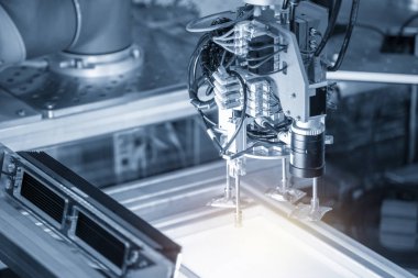 Elektronik üretim hattı robotik kol kullanımda .