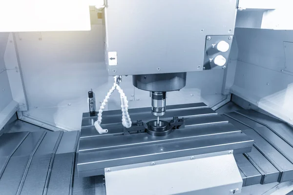 Die berührende Sonde, die an der CNC-Maschine befestigt wird, die die Werkstücke einstellt — Stockfoto