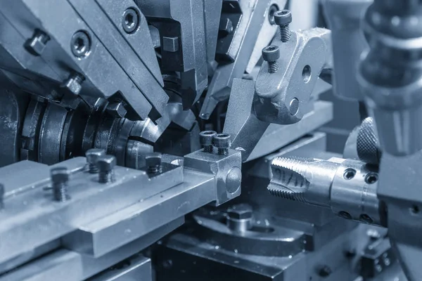 El funcionamiento de la máquina de fabricación de herramientas de roscado — Foto de Stock