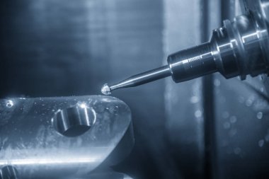 Otomotiv bölümü kesim 5 eksenli Cnc işleme merkezi.