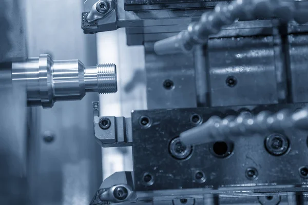 CNC-svarven klippa tråden på metalldelarna. — Stockfoto