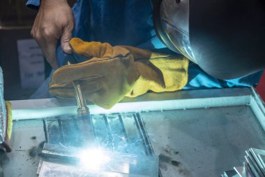 Çelik levha kaynak inşaat işçisi .