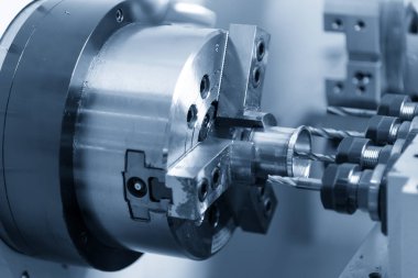 Metal parça üzerinde delik yapma Cnc Torna Makinesi 