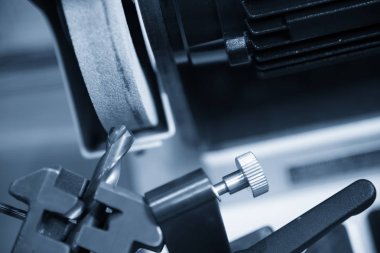 Matkap alet Bileme Makinası ile regrinding. 