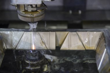 Tel Erozyon Tezgahları makine kalıp parçaları yağ sıvı kesme. 