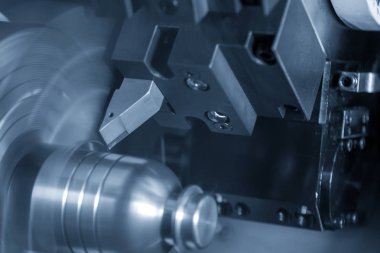 Çelik parçalarda CNC Torna Kesme oluk. 