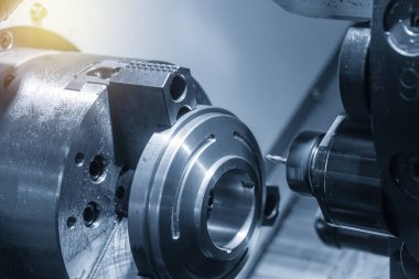 Freze tareti ile CNC torna makinesi yuvası kesme.