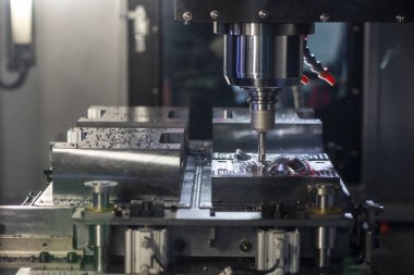Cnc işleme merkezi kalıp parçaları kesme işlemi .