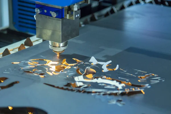 Die CNC-Faserlaser-Schneidemaschine schneidet die Metallplatte — Stockfoto