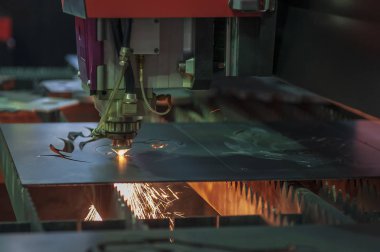 Metal plaka kesim Cnc fiber Lazer Kesim Makinası .