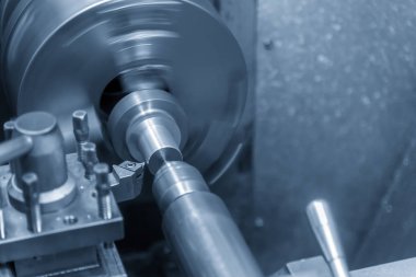 Kesici alet ile metal şaft kesme Torna Makinesi.