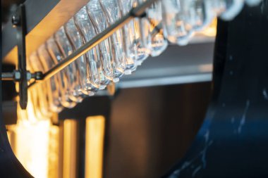 Konveyör bandında plastik şişelerin preform şekli 