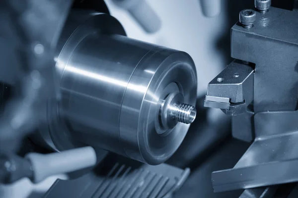 The CNC lathe  cutting the thread at the metal parts. — Stock Photo, Image