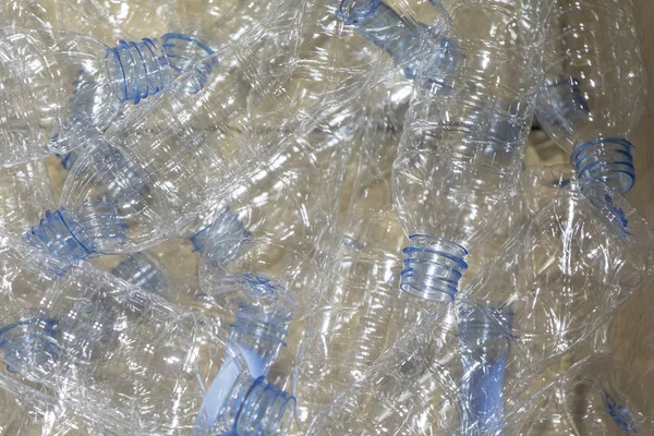Las botellas de plástico en la caja del envase   . — Foto de Stock