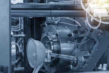 Robotik kol plastik darbe kısmını saklar..