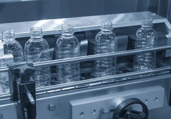 Las botellas de plástico en la cinta transportadora  . — Foto de Stock