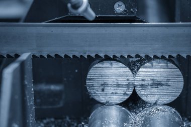 Ham kesme şerit testere makinesi metal çubuklar .