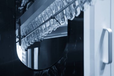 Plastik şişeler ve preform şekli .