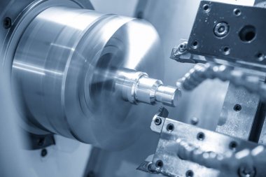 Cnc torna makinesi metal parçalarda ipliği keserek. 