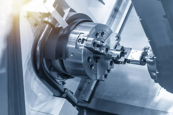 Robotik kol metal şaft parçasını tutar.