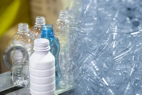 La escena abstracta de la forma de la preforma y botellas de plástico producto . — Foto de Stock