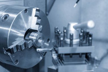 Metal halka parçalarını kesen torna makinesi. 