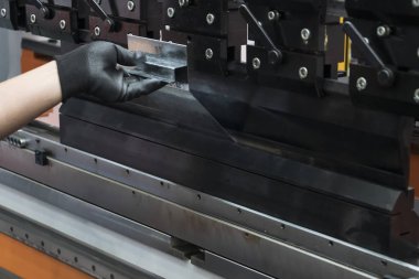 Teknisyen hidrolik bükme makinesi kullanıyor.. 