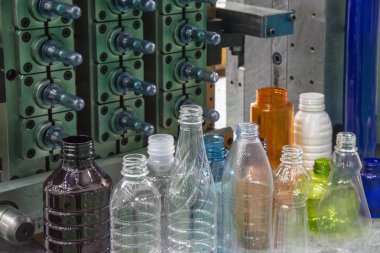 Plastik şişeler ve enjeksiyon kalıbı .