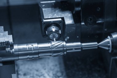 Freze tareti ile CNC torna makinesi yuvası kesme. 