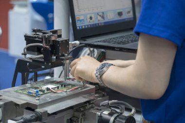 Operatör tarafından elektronik kart test süreci. 